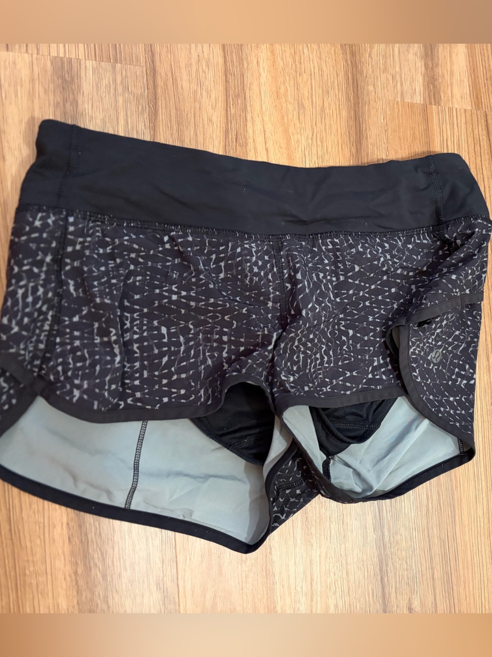 Lululemon Athletica Shorts Lot of 5 (Black, Yellow, Blue, Pattern) Size 6 - Picture 6 of 9